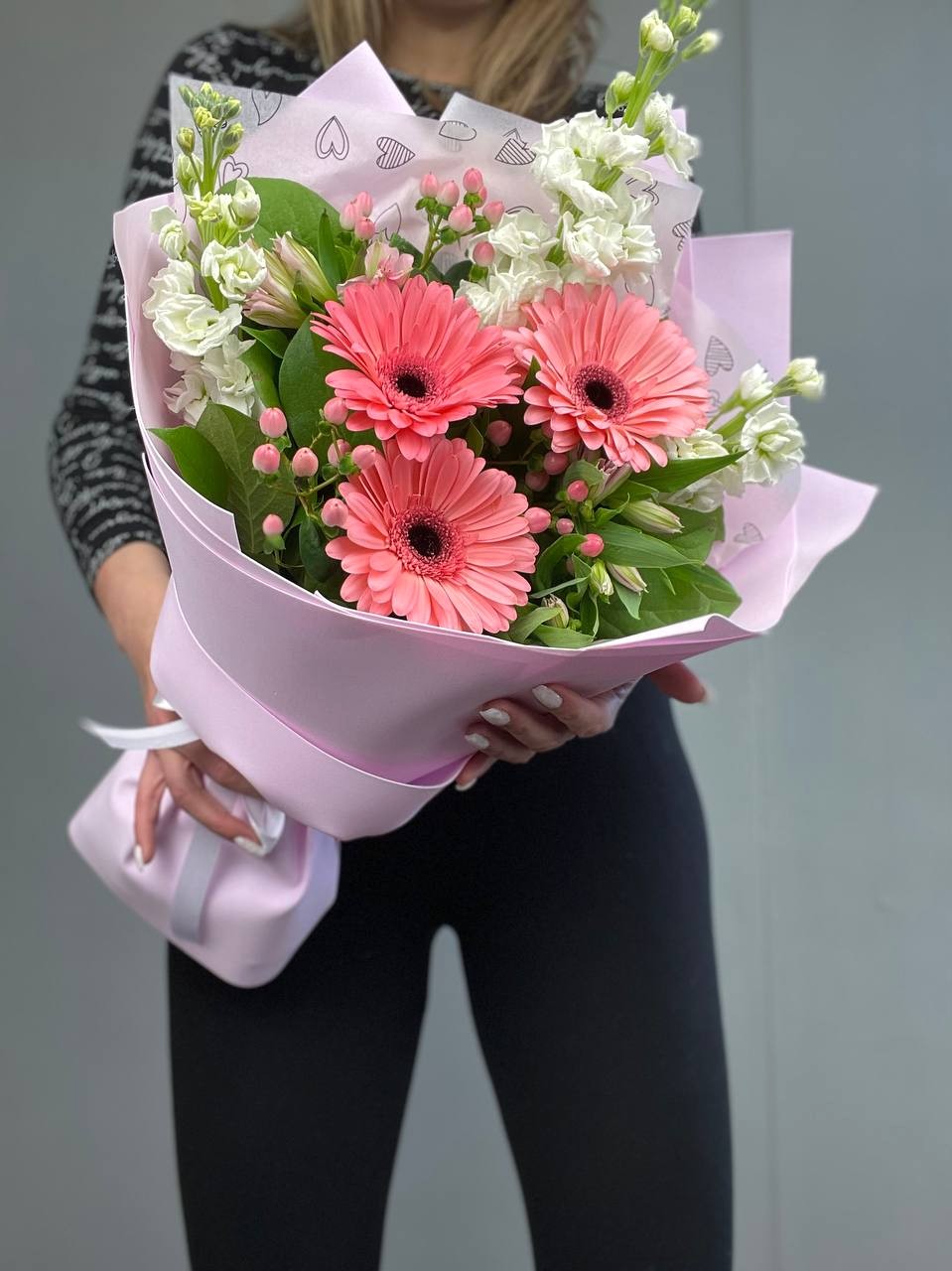 Букет из роз, маттиол, лизиантусов, герберы «Учиться надо весело»